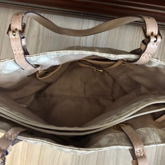 Michael Kors Jet Set Tote - Picture 6 of 8